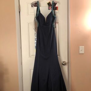 SELLING AN UNWORN, NEW PROM/FORMAL DRESS!!